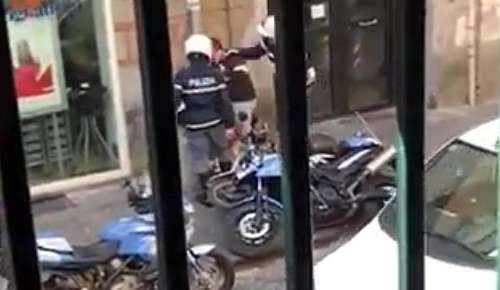 Napoli, poliziotti violenti: schiaffoni e offese a un passante