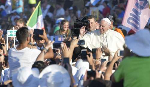 Papa Francesco e i giovani, incontro di dialogo e preghiera