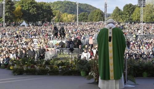 Papa Francesco: "Gesù mette i piccoli al centro"