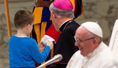 Il bimbo gioca con la guardia svizzera, il Papa: "E’ libero"