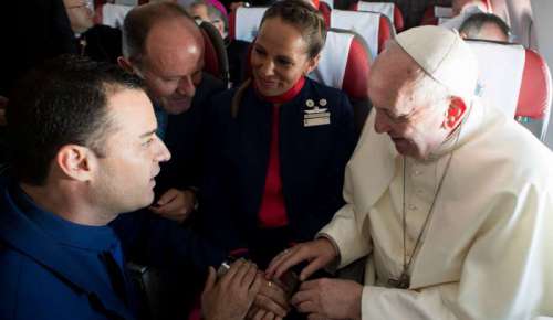 Papa Francesco sposa una coppia a bordo dell’aereo per Iquique