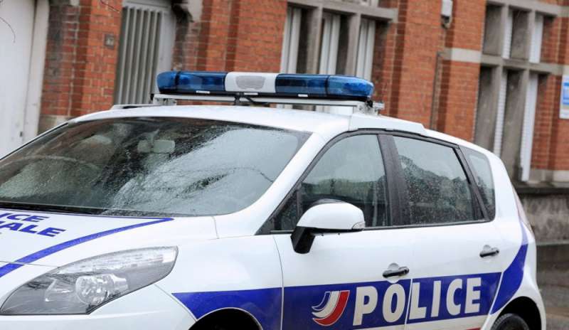 Terrore a Parigi, bombe molotov su agenti di polizia chiusi in auto