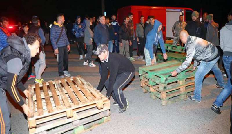 Emilia: barricate in strada contro 12 profughe, prefetto costretto a cedere