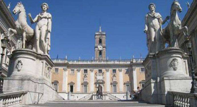 Dirigenti bloccati, Ferrara (M5s) smonta la polemica: “Su Marra decide la sindaca”