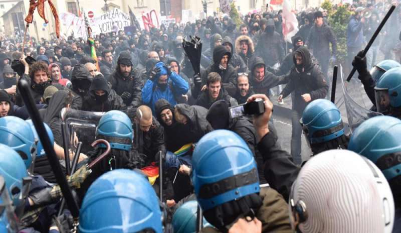 Antagonisti tentano di raggiungere la Leopolda, scontri con la polizia a Firenze