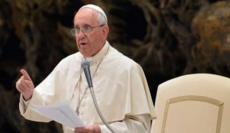 Il Papa: “Somme scandalose per salvare le banche e non le persone”