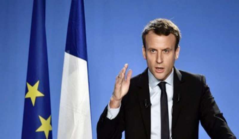 Macron a sorpresa: “Pronto a correre per l’Eliseo”