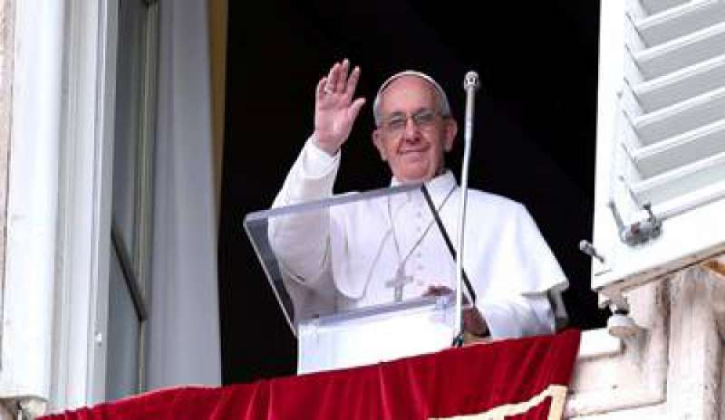 Il Papa all’Angelus: “Diciamo a Dio un sì senza condizioni come Maria”
