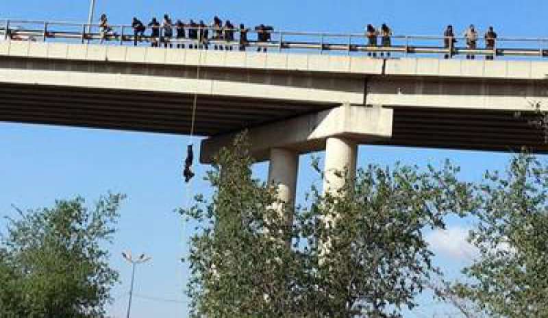 Iraq, gli aerei della coalizione distruggono l’ultimo ponte a Mosul