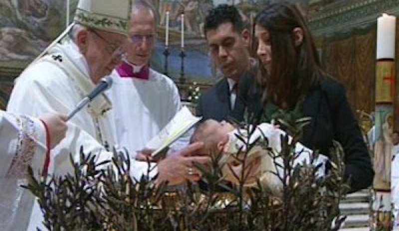 Bergoglio battezza 28 bimbi e scherza: “Il pianto è stata la prima predica di Gesù”