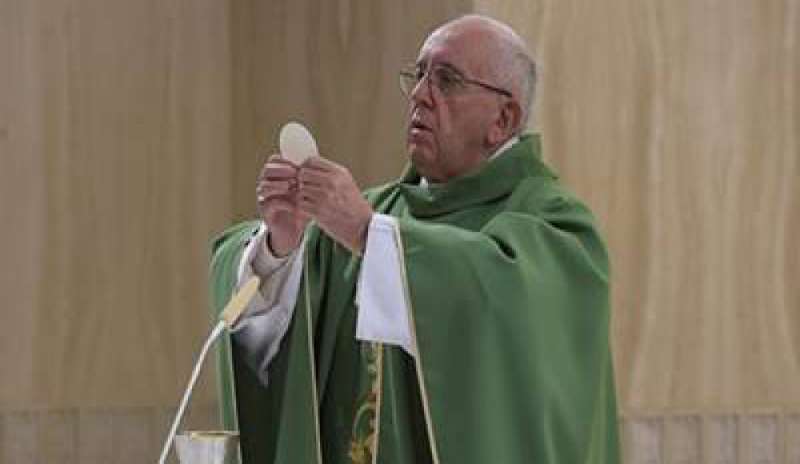 Il Papa a Santa Marta: “Viviamo bene l’oggi, non ci sarà un replay”