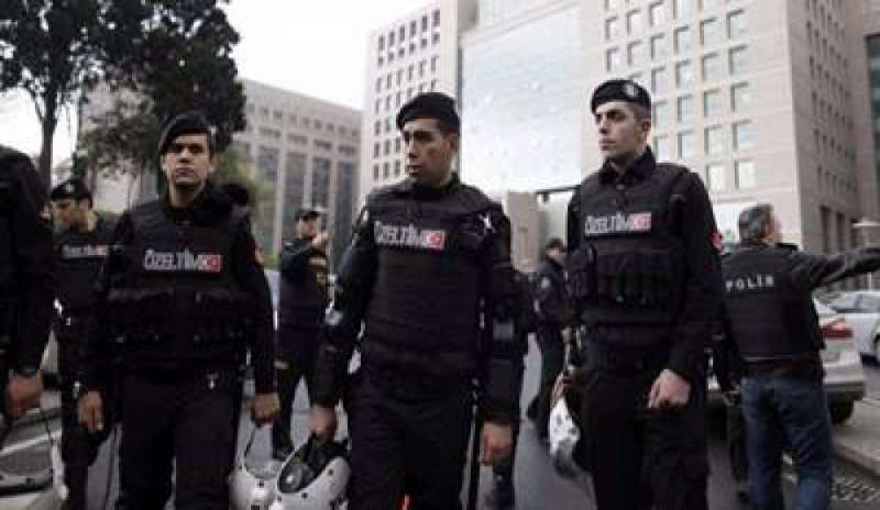 Turchia, purghe senza fine: arrestati 100 sospetti affiliati alla rete “fantasma” di Gulen