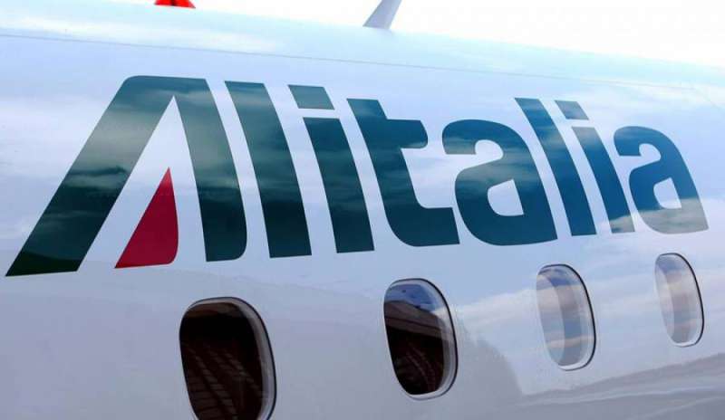 Il ministro Calenda: “Sei mesi per decidere il destino di Alitalia”