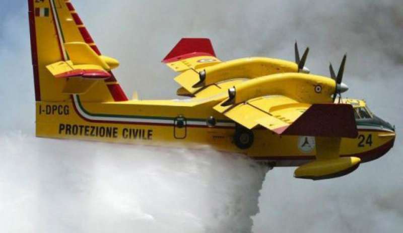 Incendi in tutta Italia: record di richieste di soccorso aereo