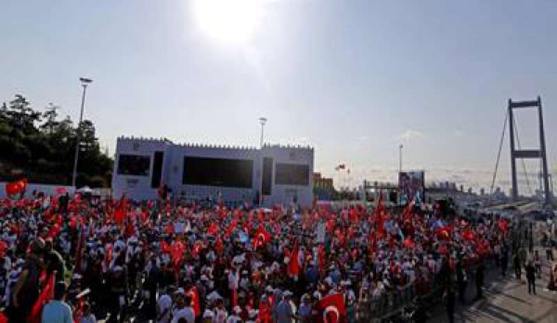 I sostenitori di Erdogan celebrano a Istanbul il fallito golpe