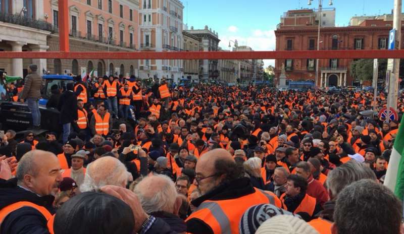 A Bari inizia la marcia dei gilet arancioni
