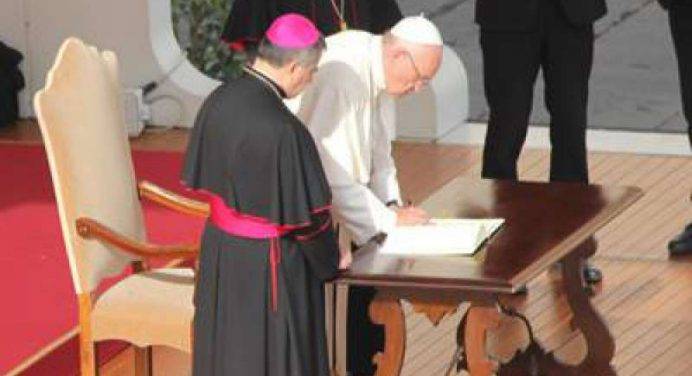 A conclusione del Giubileo, il Papa firma la Lettera Apostolica “Misericordia et Misera”