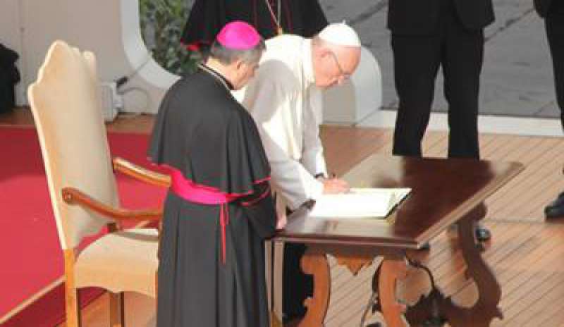 A conclusione del Giubileo, il Papa firma la Lettera Apostolica “Misericordia et Misera”
