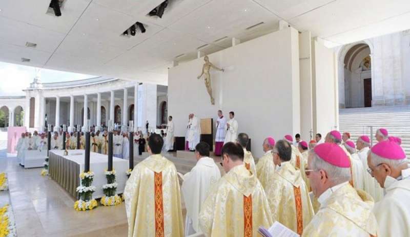 A Fatima la canonizzazione dei pastorelli, il Papa: “Non vogliamo essere una speranza abortita”