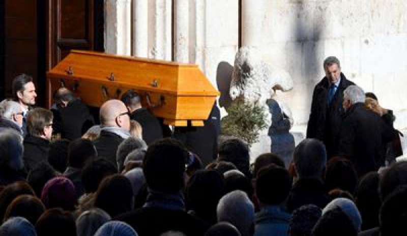 A Sulmona i funerali di Fabrizia, mons. Spiga: “Costretta a lasciare un’Italia che non dà speranza ai giovani”