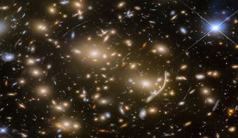 Abell 370: lo “spioncino galattico” che permette di osservare l’universo primordiale