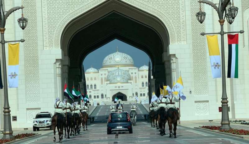 Abu Dhabi: il Papa nel palazzo presidenziale