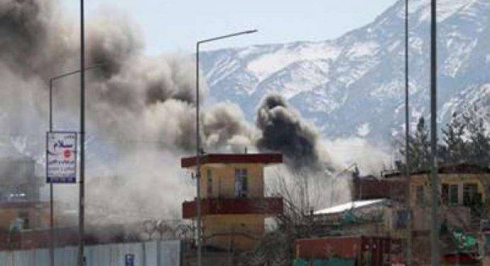 Afghanistan: doppio attacco kamikaze a Kabul, 1 morto e decine di feriti