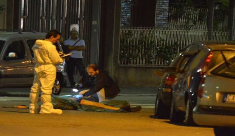 Agguato in strada a Milano, due morti e un ferito