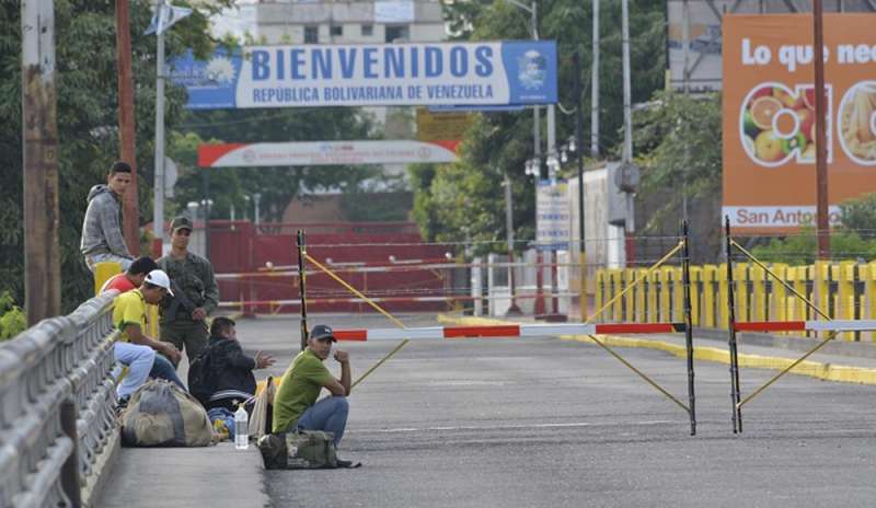 Aiuti: Maduro blinda il confine con la Colombia