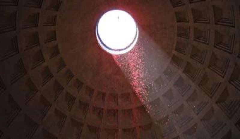 Al Pantheon il ricordo della Pentecoste con la “pioggia” di petali di rosa