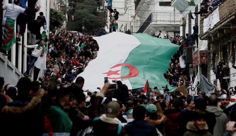 Algeri invasa: un milione di manifestanti