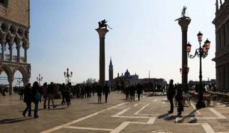 Choc a Venezia: ex cameriere si uccide davanti ai passanti