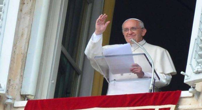All’Angelus il Papa fa distribuire i libretti della Quaresima dai clochard