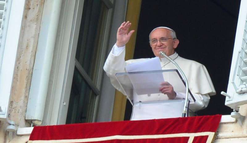 All’Angelus il Papa fa distribuire i libretti della Quaresima dai clochard