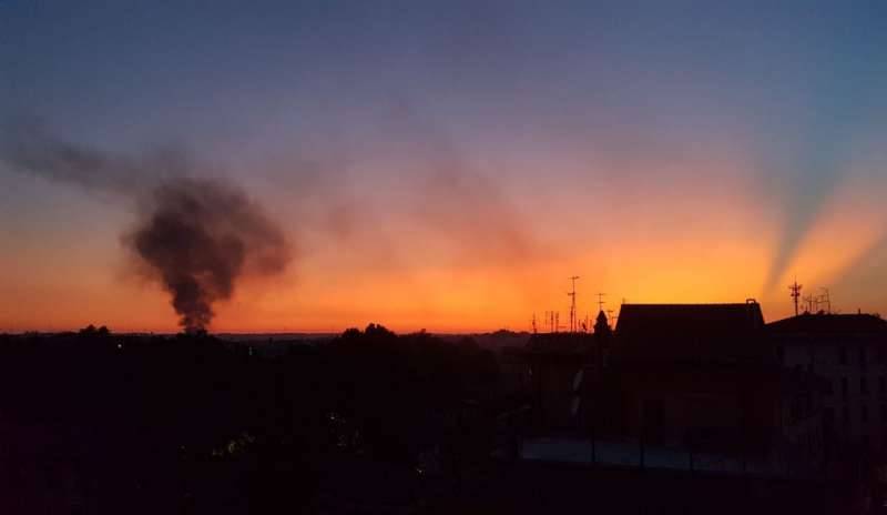 Altro maxi-incendio di rifiuti: Roma Nord in mascherina</p>