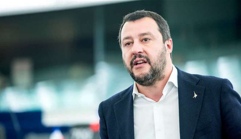 Anche Salvini contro Parigi