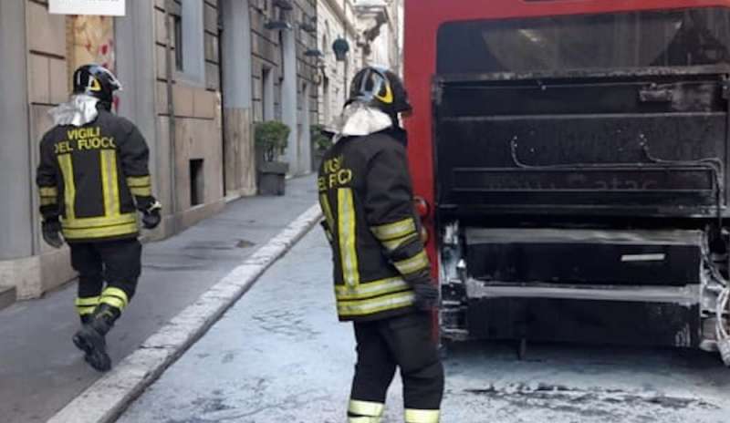 Ancora un bus in fiamme: chiusa via Sistina