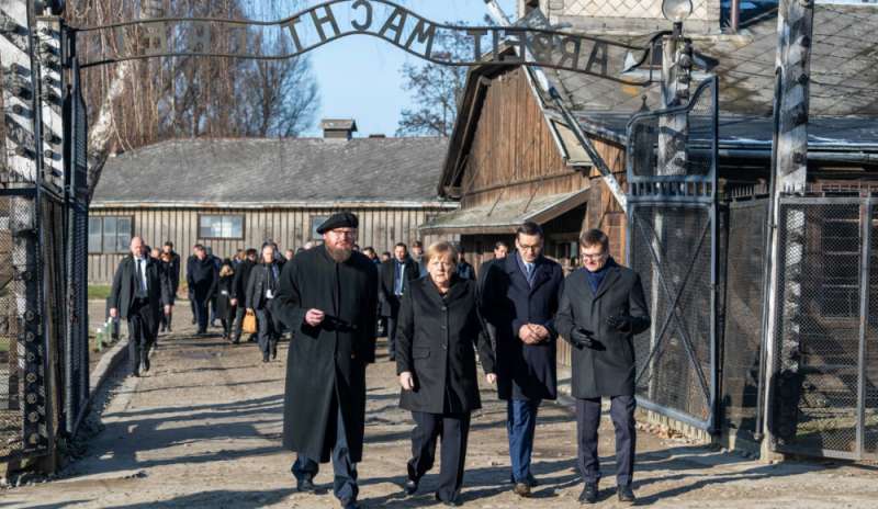 Angela Merkel per la prima volta ad Auschwitz