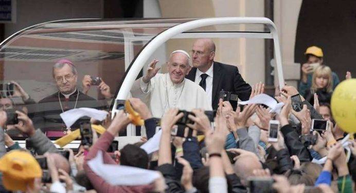 Angelus, il Papa: “Senza lavoro e dignità non si offre vero aiuto ai poveri”