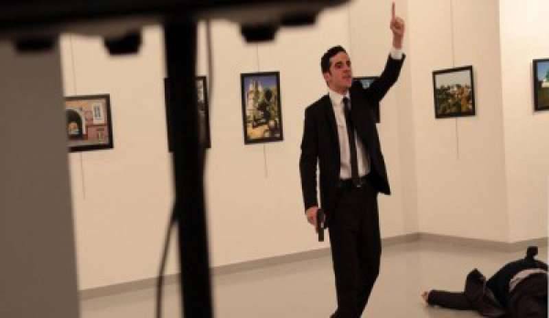 Ankara, attentato in un museo: ucciso l’ambasciatore russo