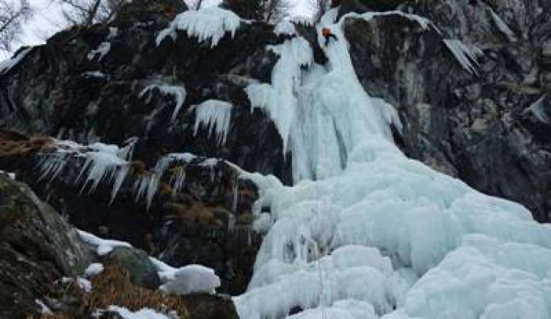 Aosta, crolla un’intera cascata di ghiaccio: morti 4 scalatori