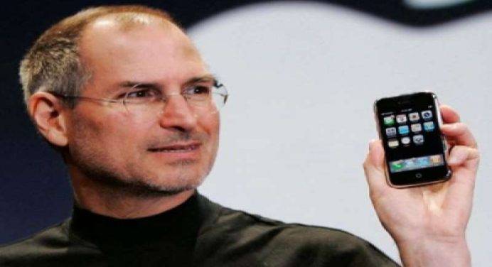 Dieci anni senza Steve Jobs. Da figlio di un rifugiato siriano a icona hi tech