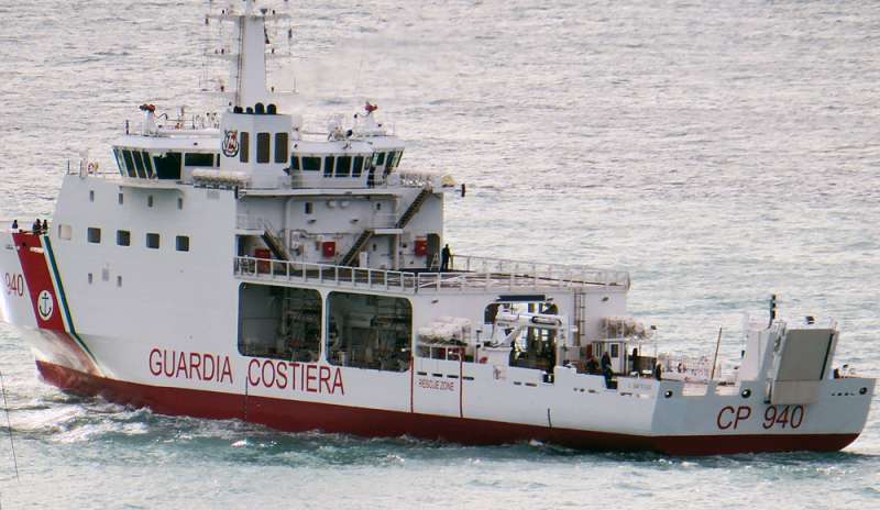 Aquarius scortata a Valencia da navi italiane