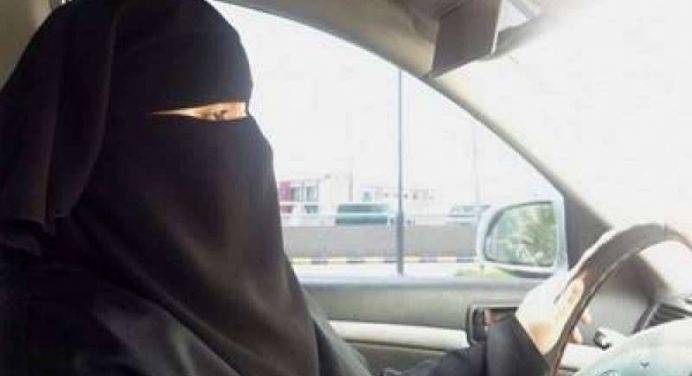 Arabia, un principe in campo per le donne al volante: “Basta chiacchiere, è un loro diritto”