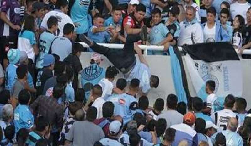 Argentina, tifoso gettato dagli spalti durante il derby: si costituisce il presunto responsabile