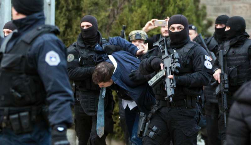 Arrestato un leader serbo: incidenti e crisi diplomatica
