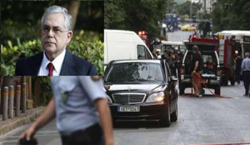 Atene, un ordigno esplode nell’auto di Papademos: l’ex premier ferito ma non in pericolo di vita