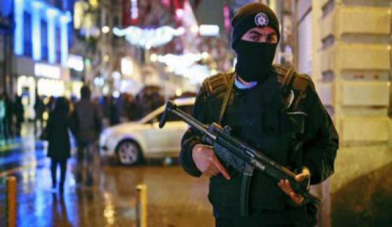 Attacco ad Istanbul, il ministro degli esteri turco: “Identificato l’attentatore”