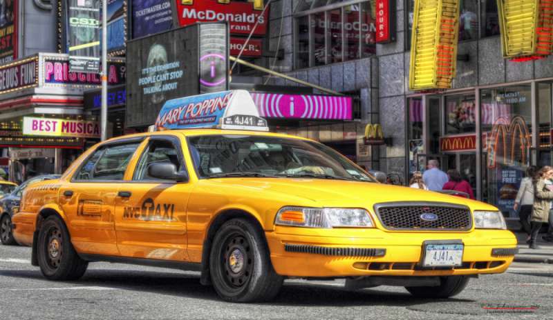 Arrivano i taxi rosa a New York, autiste per sole donne