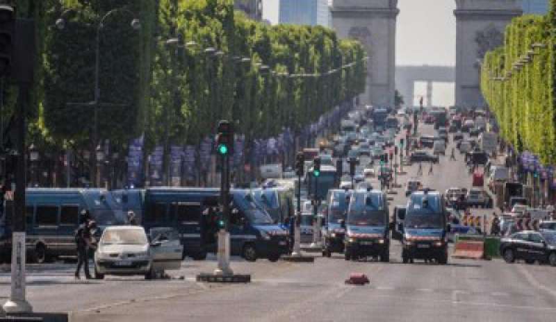 Auto contro veicolo della polizia sugli Champs Elysées: “E’ atto terroristico”
